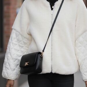 [[Unbranded]] Womans White Faux Fur Quilted Sleeve Jacket.